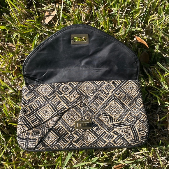 Geometric Patterned Clutch - Picture 5 of 6
